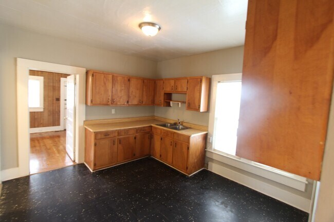 Building Photo - Bush Hills Beauty - 3 Bedroom 2 Bath