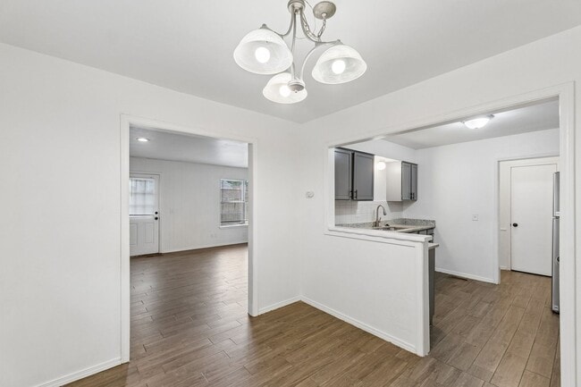 Building Photo - 3 bedroom 2.5 bath - NW Highway and Rockwell