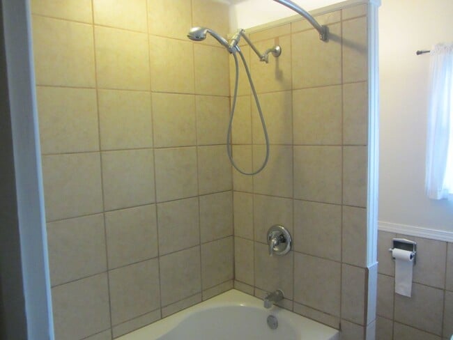 Building Photo - Very sharp 2 BR house in Normal