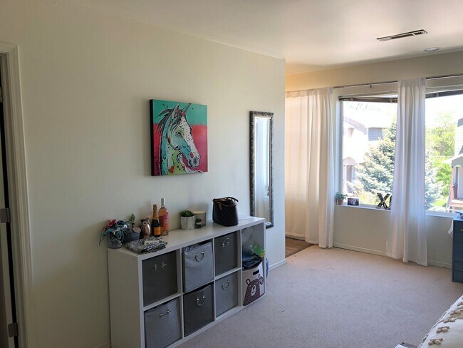 Building Photo - 4 Bedroom Townhome in Hawks Ridge