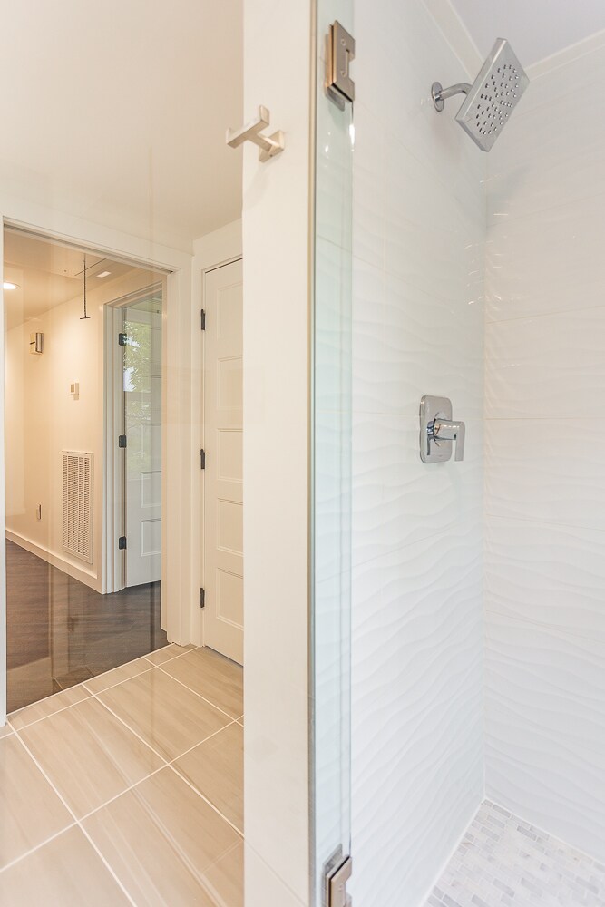 bath #1 looking into hallway - 8011 Shallowford Rd