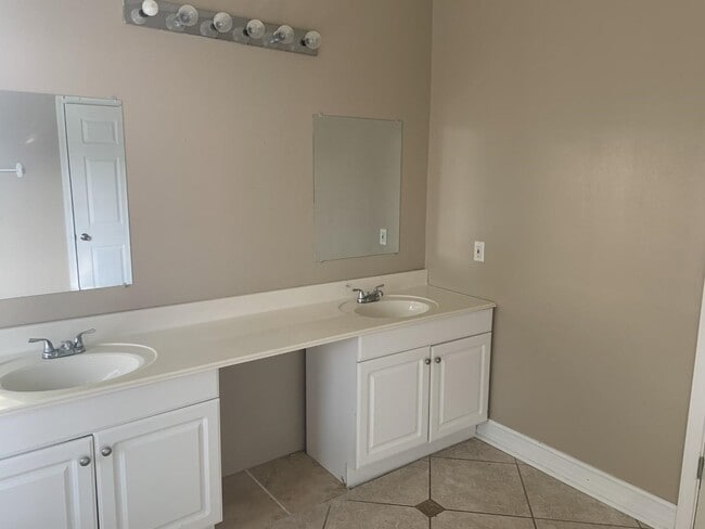 Building Photo - 10302 Otter Cir