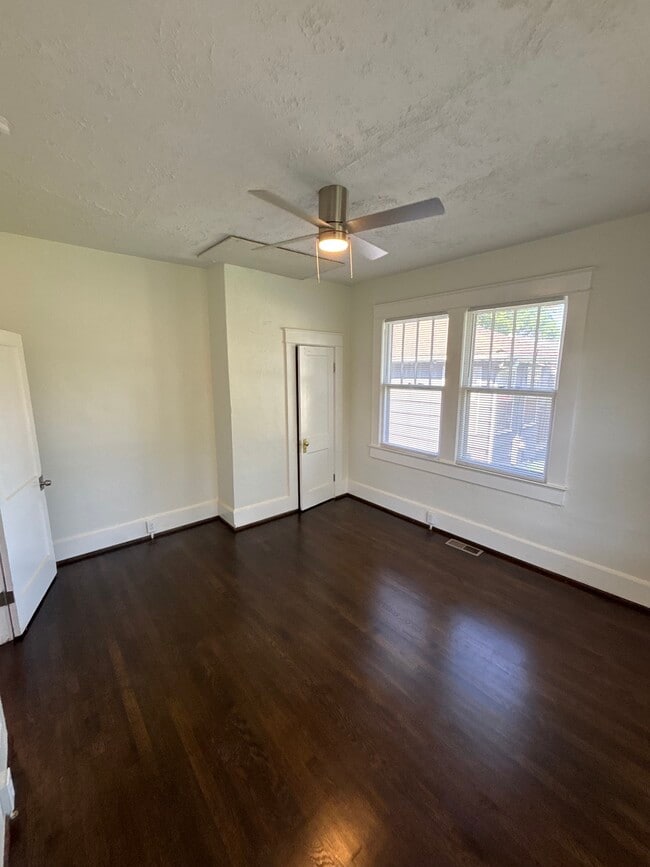 Building Photo - Inglenook 4118