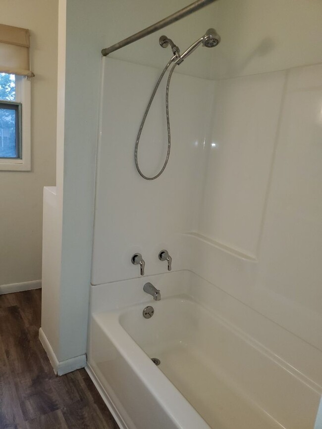 Building Photo - STUDENTS WELCOME! 4 Bed 2 Bath Single Fami...