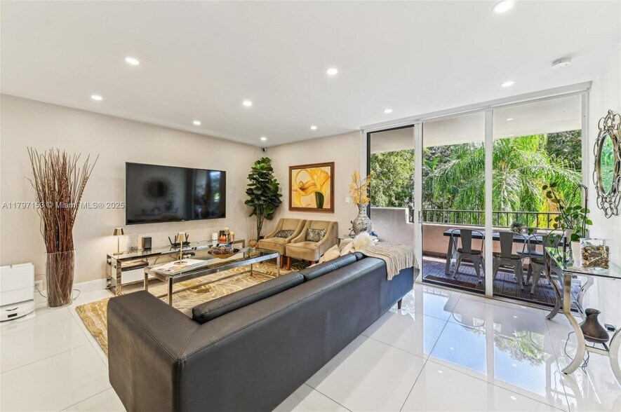Building Photo - 121 Crandon Blvd