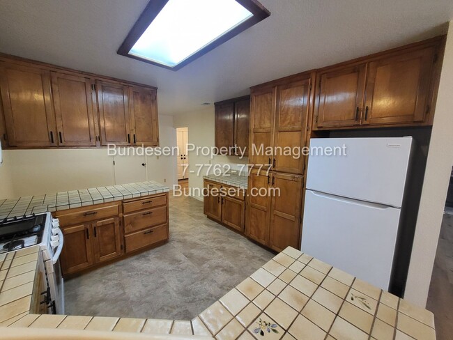 Building Photo - Spacious 3 bedroom, 2 bath~3316 Hoen Avenu...