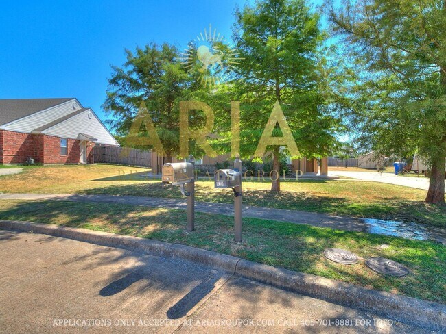 Building Photo - *611-613 Welston Cr.