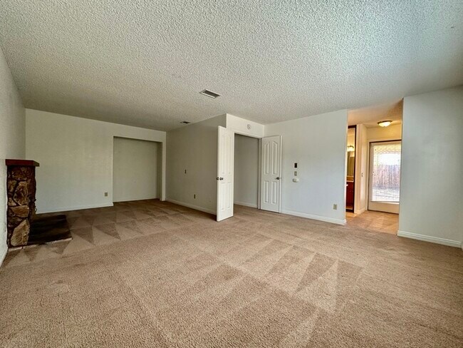 Building Photo - Charming 2 bedroom 2 bathroom home located in south Sacramento!