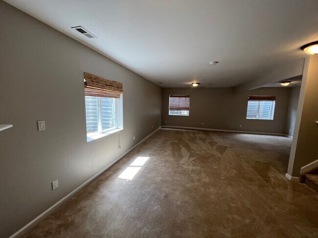 Building Photo - Beautiful 4 bedroom ranch style home avail...