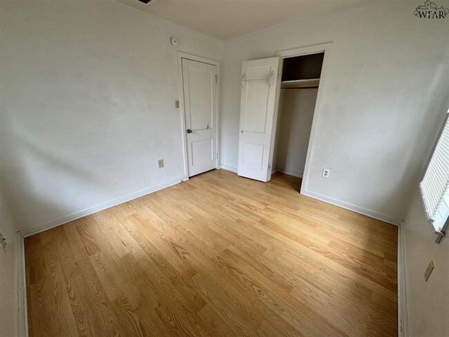 Building Photo - 2841 Featherston Ave