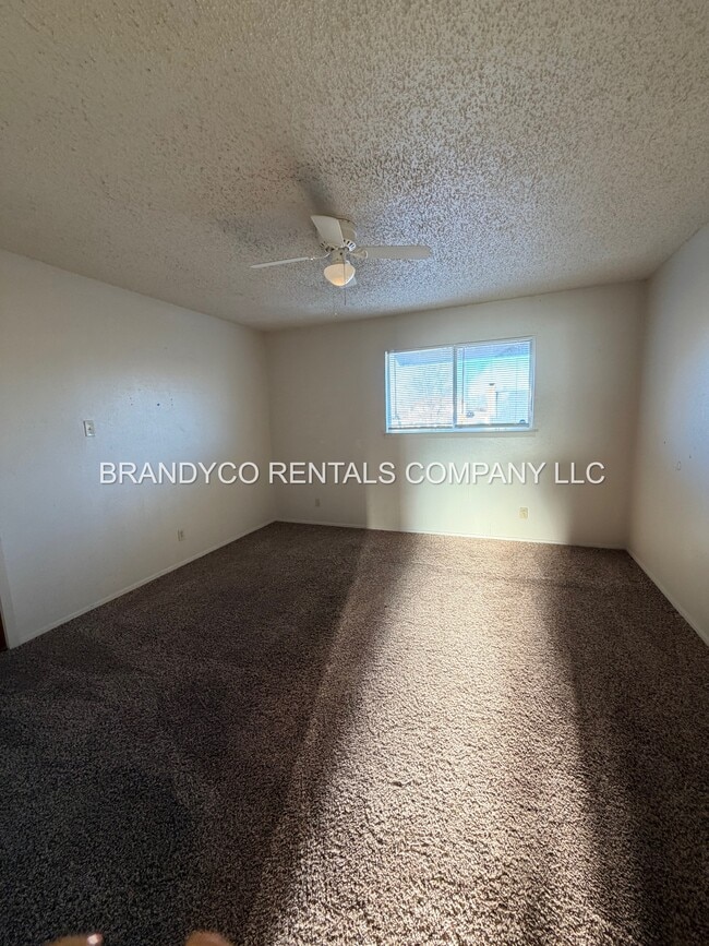 Building Photo - 1108 Royal Crest Dr