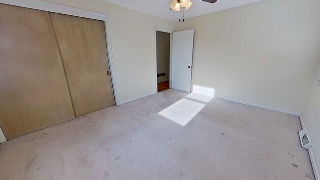 Building Photo - 2-Bedroom Rancher with Garage