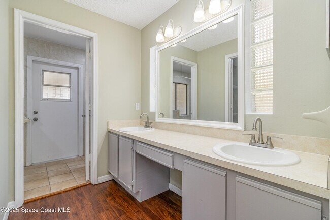 Building Photo - 841 Raintree Ave