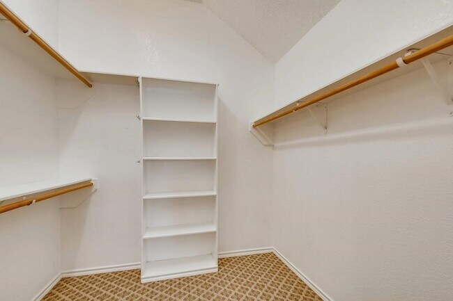 Building Photo - 5930 River Bend Dr