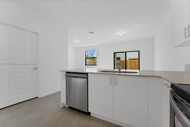 Building Photo - 286 SW 159th Dr