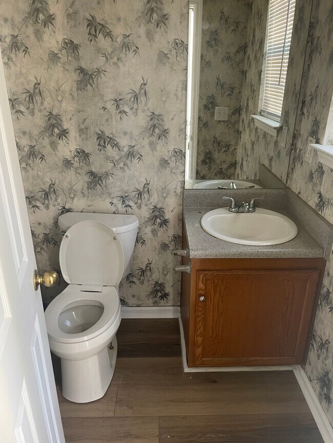 Building Photo - Spacious Townhome, New flooring!