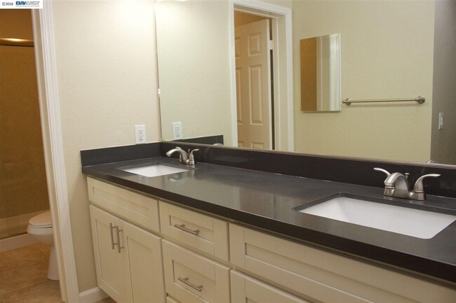 Building Photo - $2990 / 2 BR GORGEOUS REMODELED MEADOWBROO...