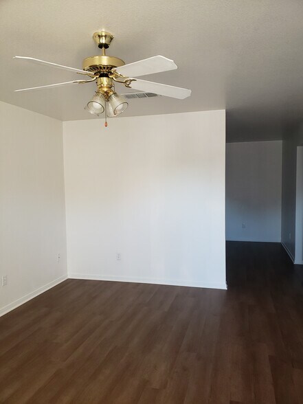 Building Photo - 4201 Primrose Dr