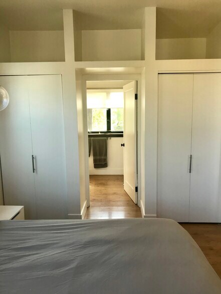 Building Photo - 1072 Amoroso Pl