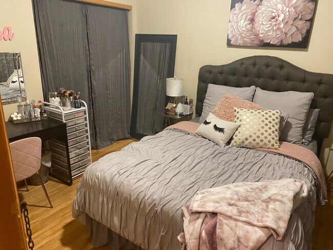 Building Photo - 2704 E Hartford Ave