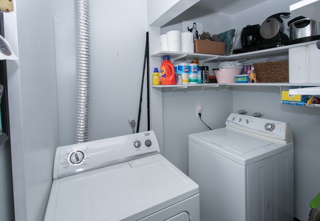 Building Photo - 3 bed 2 bed - in unit laundry - condo!