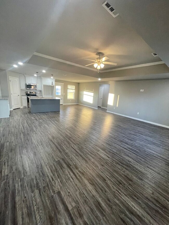 Building Photo - Spacious 3/2 with Large Lawn Area