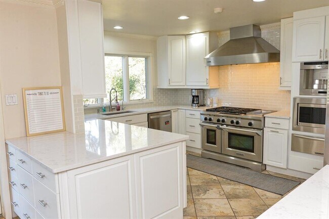 Building Photo - 10710 D-K Ranch Rd