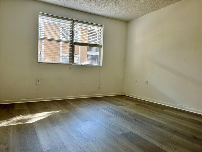 Building Photo - 8104 SW 21st Ct