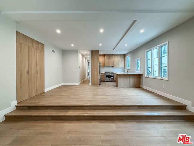 Building Photo - 150 N Arnaz Dr