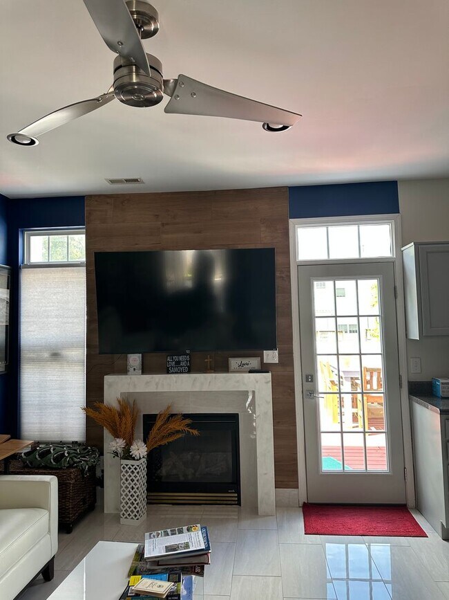 Building Photo - $2,200 / 3 br / 2.5 ba / 1,584 sqft Spacio...