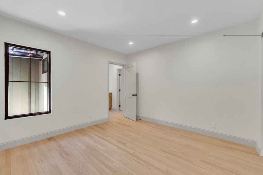 Ensuite Bedroom #4 - 4316 Bellaire Ave