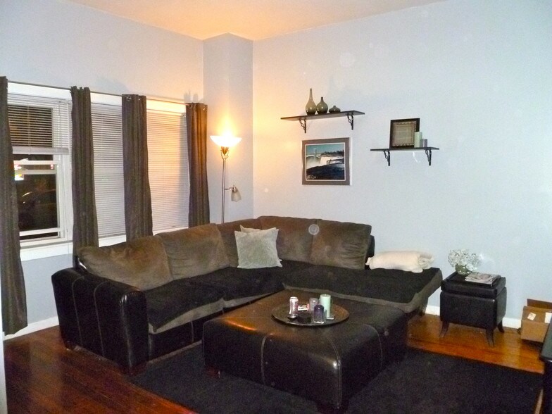 Primary Photo - 3306 N Damen Ave