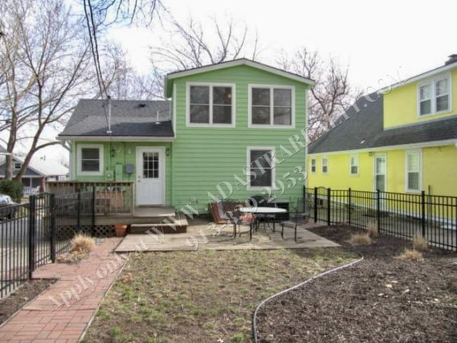 Building Photo - Updated 3 Bed 1 Bath Home Minutes From the...