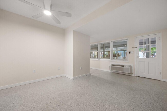 Building Photo - BEAUTIFULLY UPDATED 1 BEDROOM, 1 BATHROOM FIRST FLOOR CONDO LOCATED IN THE HIGHLY SOUGHT AFTER DO...