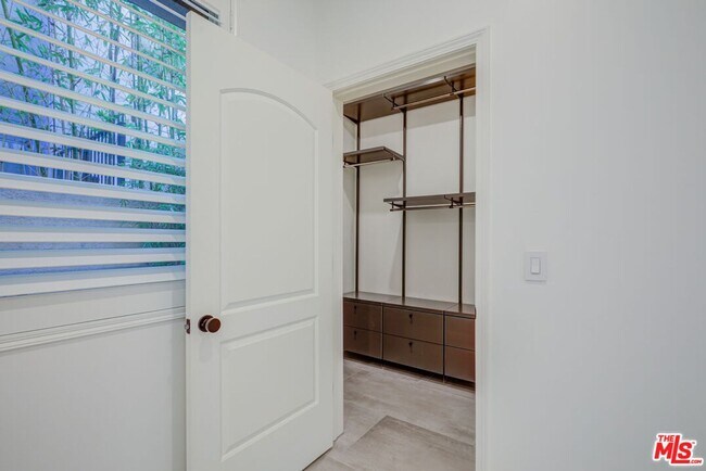 Building Photo - 1444 S Point View St