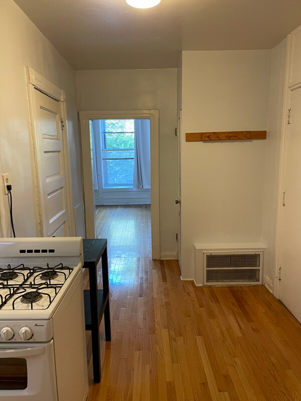 Building Photo - 2057 N Sheffield Ave