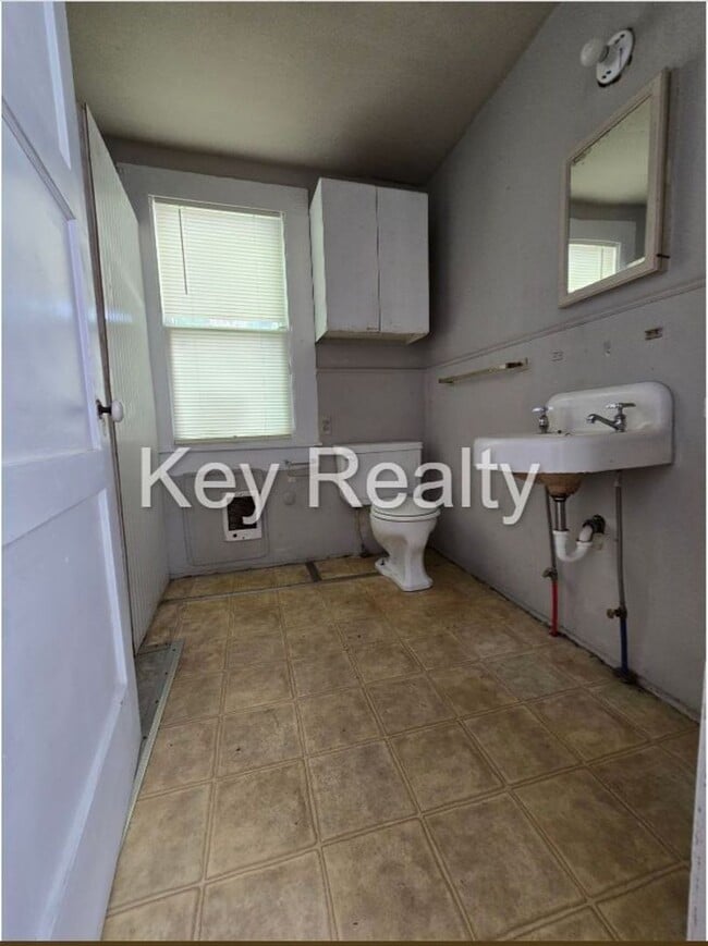 Building Photo - 1802 - A Marye St. - Duplex on the corner ...