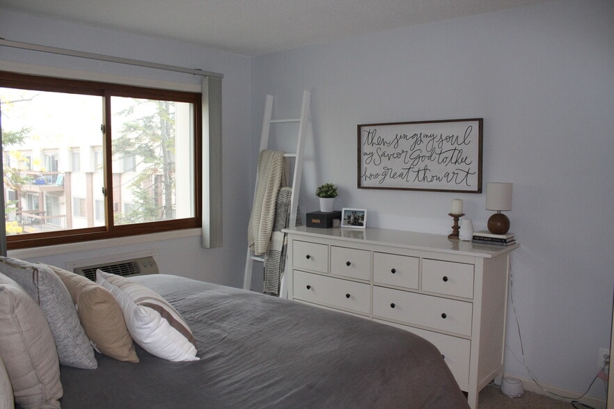 Plenty of Natural Light - 2800 Hillsboro Ave N