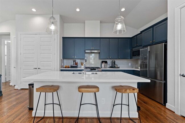 Building Photo - 671 Press St