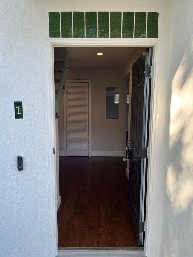 Building Photo - Modern Living Steps from Downtown Mountain View Shopping & Dining!