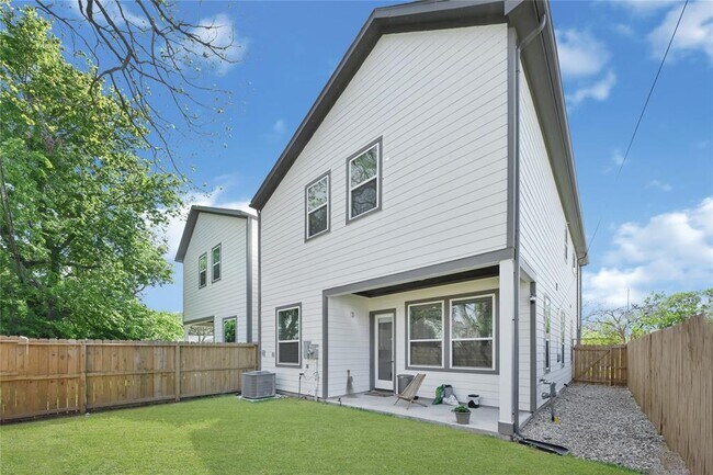 Building Photo - 6613 Stearns St