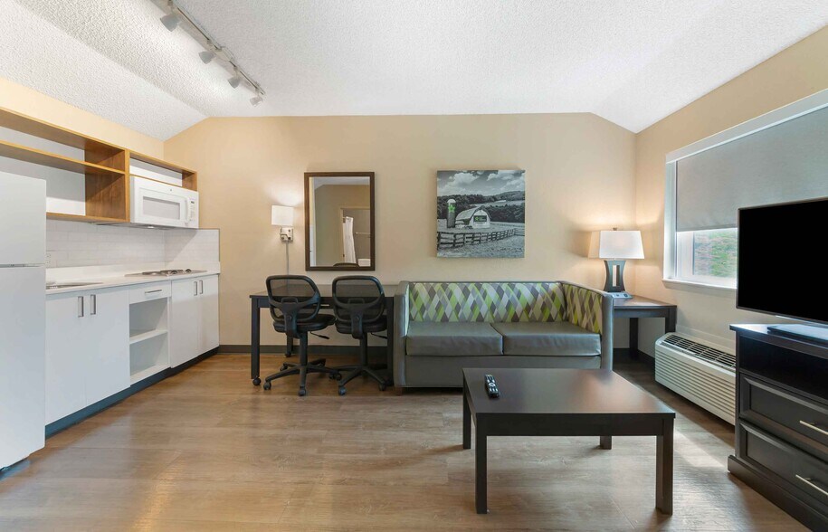 Building Photo - Furnished Studio-Miami - Airport - Miami Springs