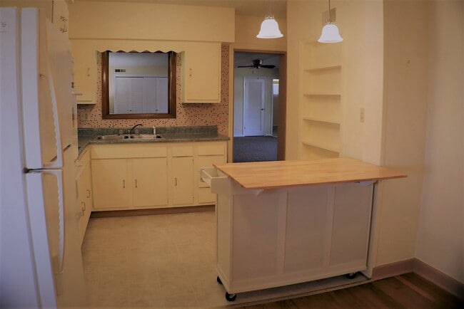 Building Photo - 109 Green Oak Dr