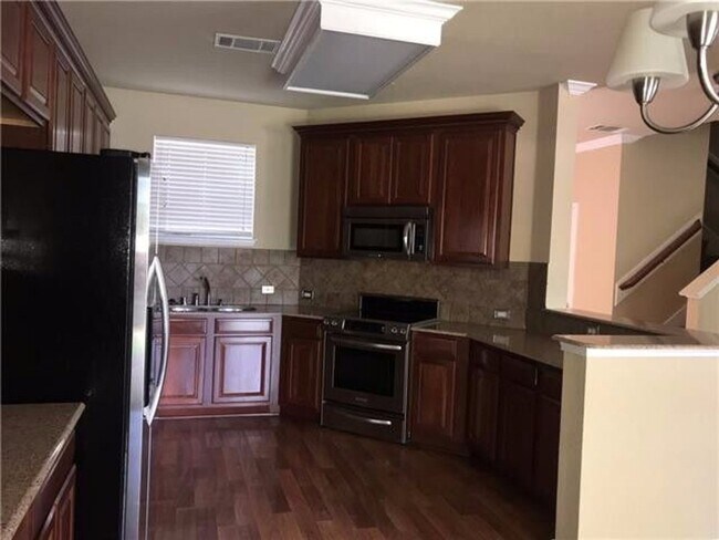 Building Photo - Great Townhome in Prime Locaton