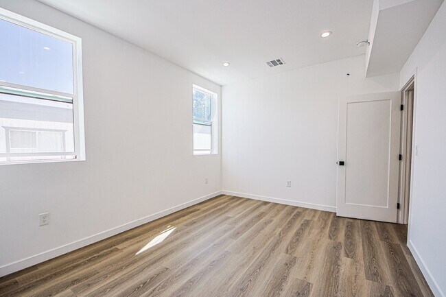 Building Photo - 5235 Satsuma Ave