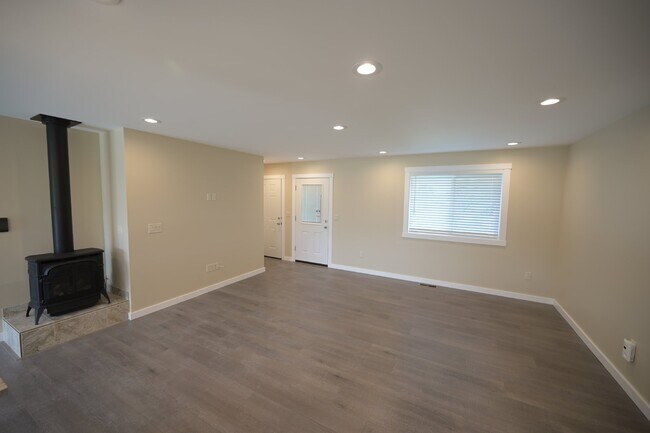 Building Photo - Newer 3 bed 2 bath home in Carlsborg