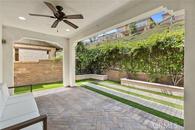 Building Photo - 33 Gamella