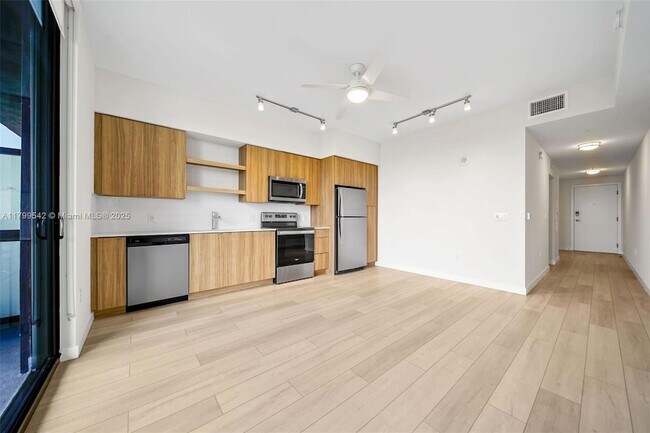 Building Photo - 555 NE 8th St