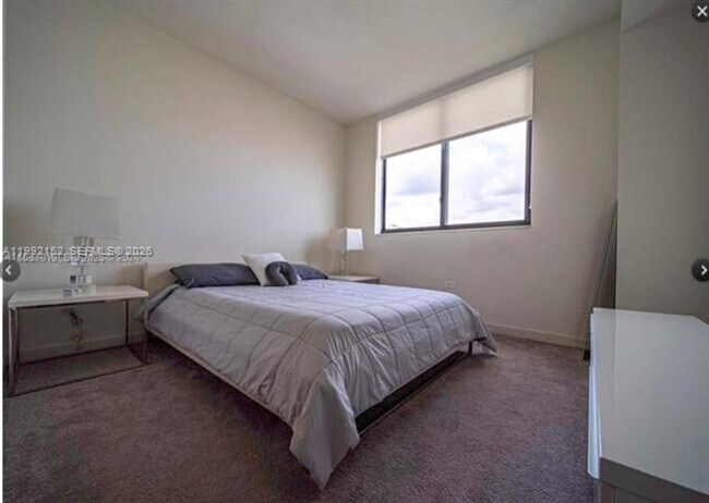 Building Photo - 999 SW 1st Ave