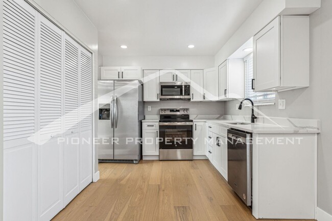 Building Photo - Charming Home with Washer/Dryer and Centra...